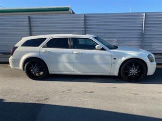 2005 Dodge magnum - Thumbnail